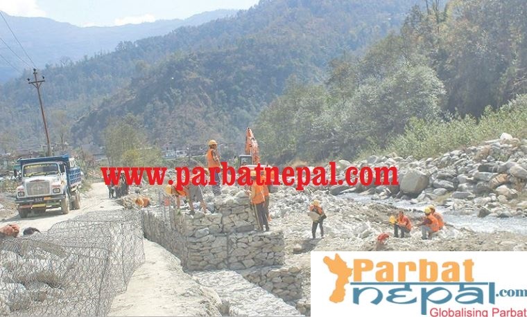 मोदी गाउँपालिकामा कटान रोक्न खोलामा पर्खाल बनाईँदै